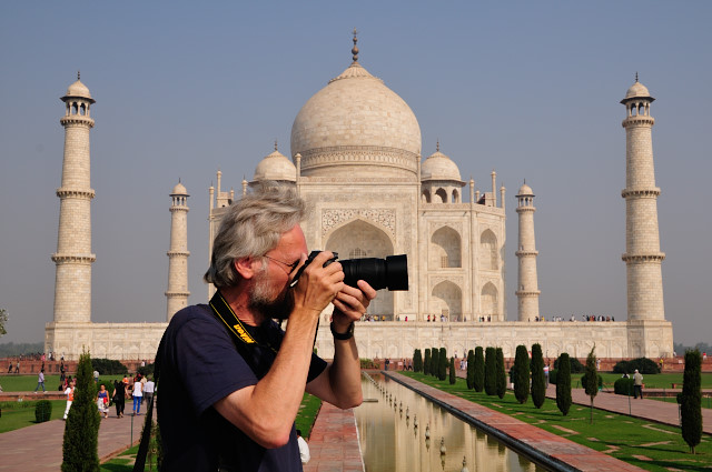 Peter Kuhn-Simma fotografiert vor dem Taj Mahal in Agra.