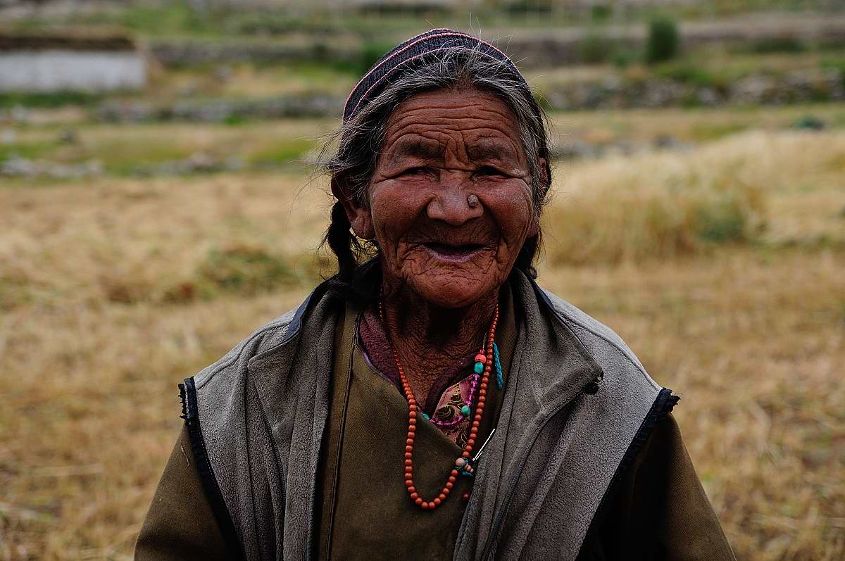 80jährige Bäuerin auf dem Feld