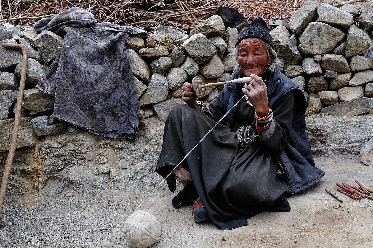 Alte Frau spinnt Wolle