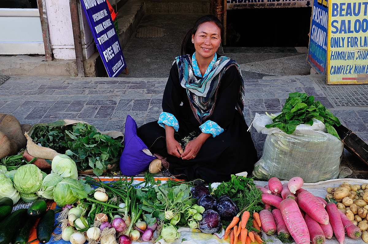 Szene Straßenverkauf auf dem Gemüsemarkt in Leh
