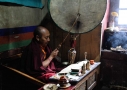 Mönch bei Puja in Lamayuru