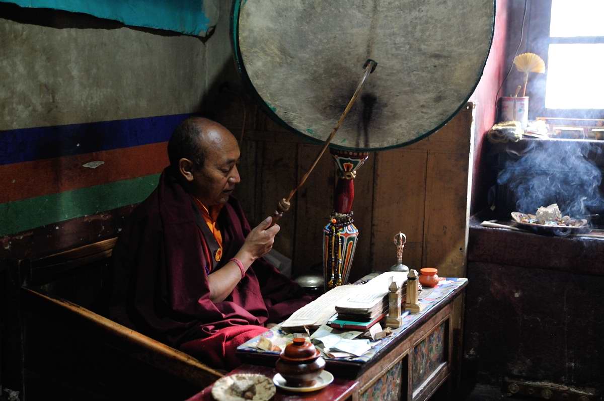 Mönch bei Puja in Lamayuru